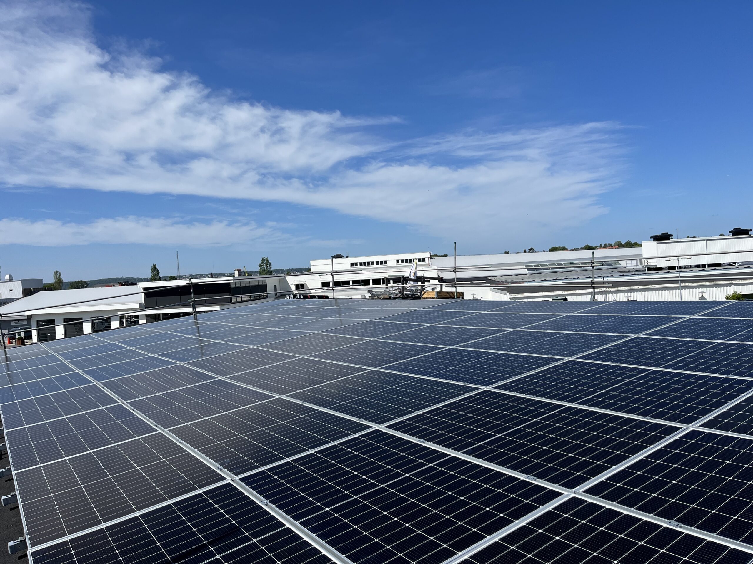 Österängens Färgcenter med solceller på taket